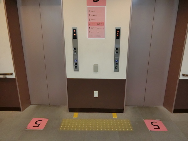 エレベータ前ボタンの目印：日本ライトハウス